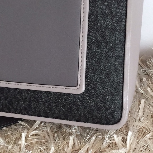 Michael Kors Gloria Pocket Swing Pack Crossbody - Picture 13 of 17